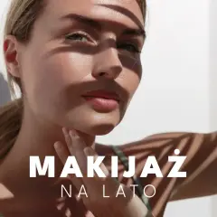 Kobieta z delikatnym makijażem na lato, oświetlona słońcem. Cienie liści tworzą na jej twarzy letni wzór.