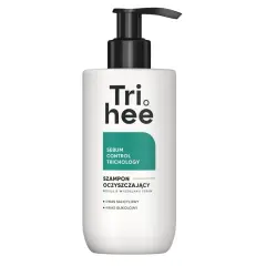 Biała butelka z pompką, na której widnieje logo Tri hee. Szampon oczyszczający reguluje wydzielanie sebum.