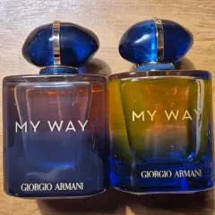Dwa flakony perfum Giorgio Armani My Way 100ml, jeden z płynem w odcieniach niebieskiego i fioletu, drugi z płynem w odcieniach żółci i pomarańczy.