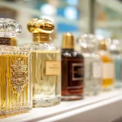 Eleganckie perfumy tureckie damskie w ozdobnych flakonach, kuszące bogactwem zapachów.