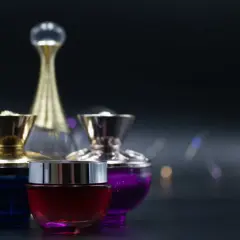 Eleganckie, damskie perfumy arabskie w ozdobnych flakonach: czerwony, niebieski i fioletowy.