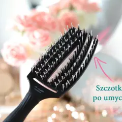 Czarna szczotka do włosów po umyciu, z różową strzałką i napisem "Szczotka po umyciu".