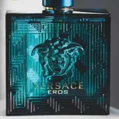 Elegancka butelka Versace Eros, jedne z najdroższych perfum męskich, z motywem Meduzy i złotym napisem.