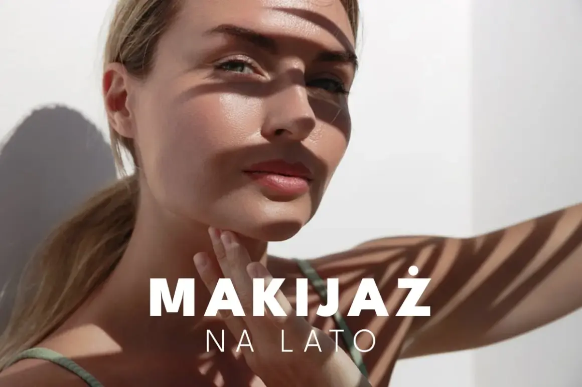 Kobieta z delikatnym makijażem na lato, oświetlona słońcem. Cienie liści tworzą na jej twarzy letni wzór.