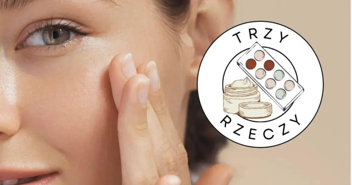 Delikatna, nawilżona skóra z efektem dewy skin, muśnięta palcami. Obok logo "Trzy Rzeczy" z kosmetykami.