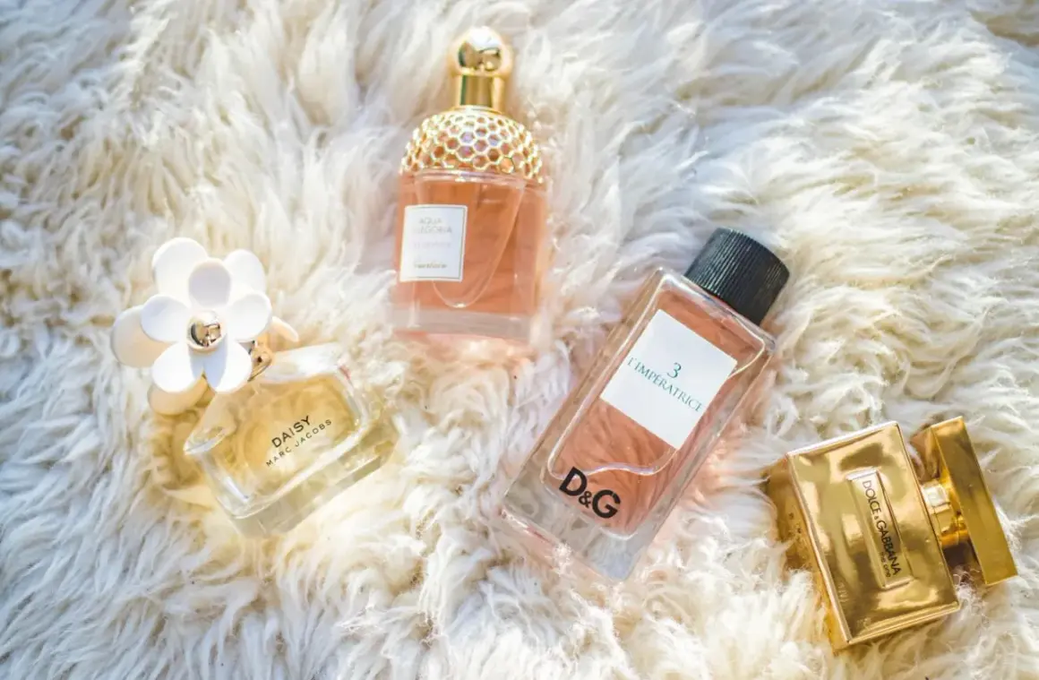 Popularne perfumy w USA: Daisy, Aqua Allegoria, L'Impératrice D&G i Dolce&Gabbana The One na puszystym tle.