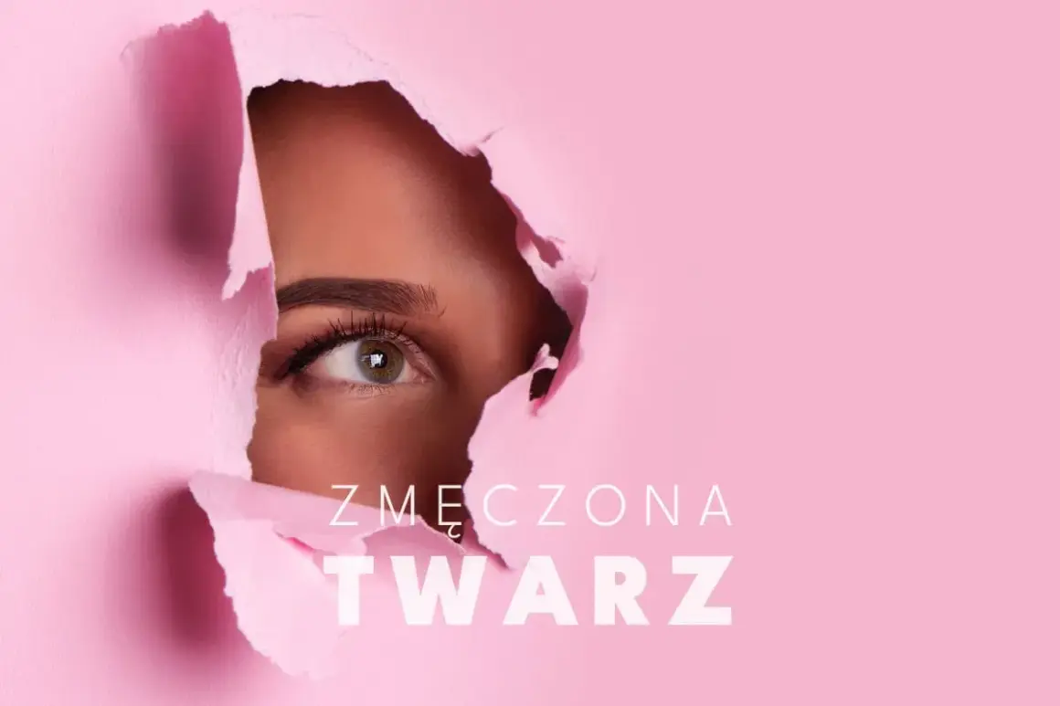 Oko spogląda przez dziurę w różowym papierze. Tekst "ZMĘCZONA TWARZ" sugeruje wyczerpanie.